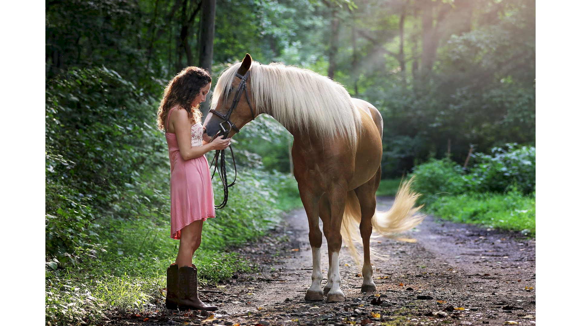 Frau mit Pferd im Wald